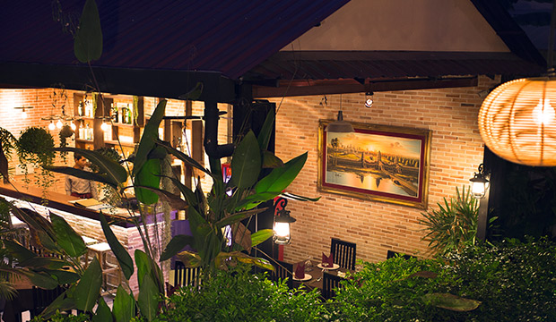 DINING EXPERIENCE