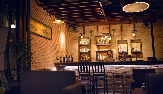 DINING EXPERIENCE
